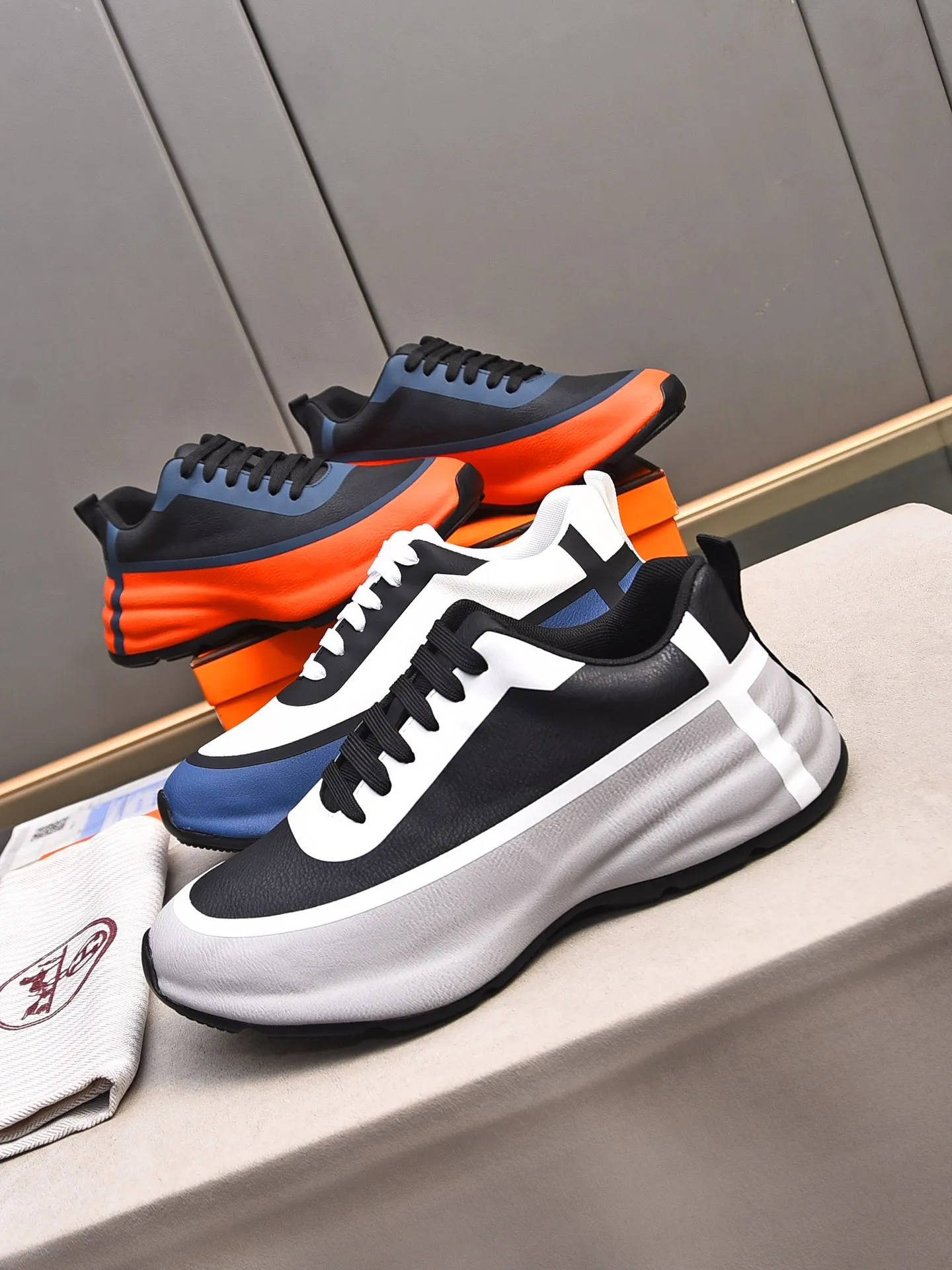 Men's shoes 💰560 [Hermes] New sports shoes Hermès are the most comfortable shoes, no one else⃣️, very light on the feet and very good-looking, you will not feel tired when you go shopping and running around 👍 Very light and comfortable, extremely light, suitable for both sports and leisure, and feel great when stepping on them! It’s up to you to choose, there’s always what you want~ ✔️Material: imported first-layer cowhide ✔️Inner lining: breathable mesh ✔️Outsole: genuine leather bottom ✔️Size: Men’s 38-44 (45 custom-made)